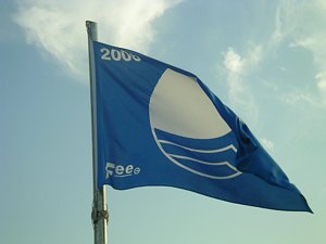 Bandera azul en la playa de Castelldefels